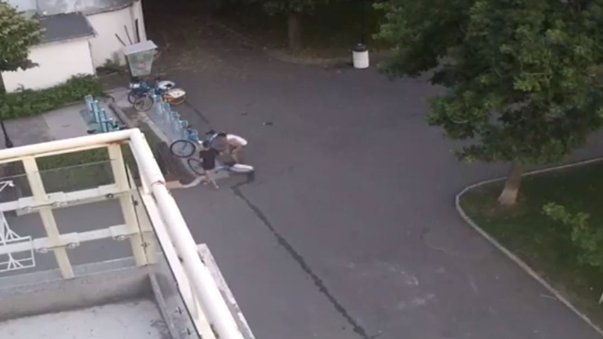 Властите в Бургас издирват две момчета на 13 14 г които