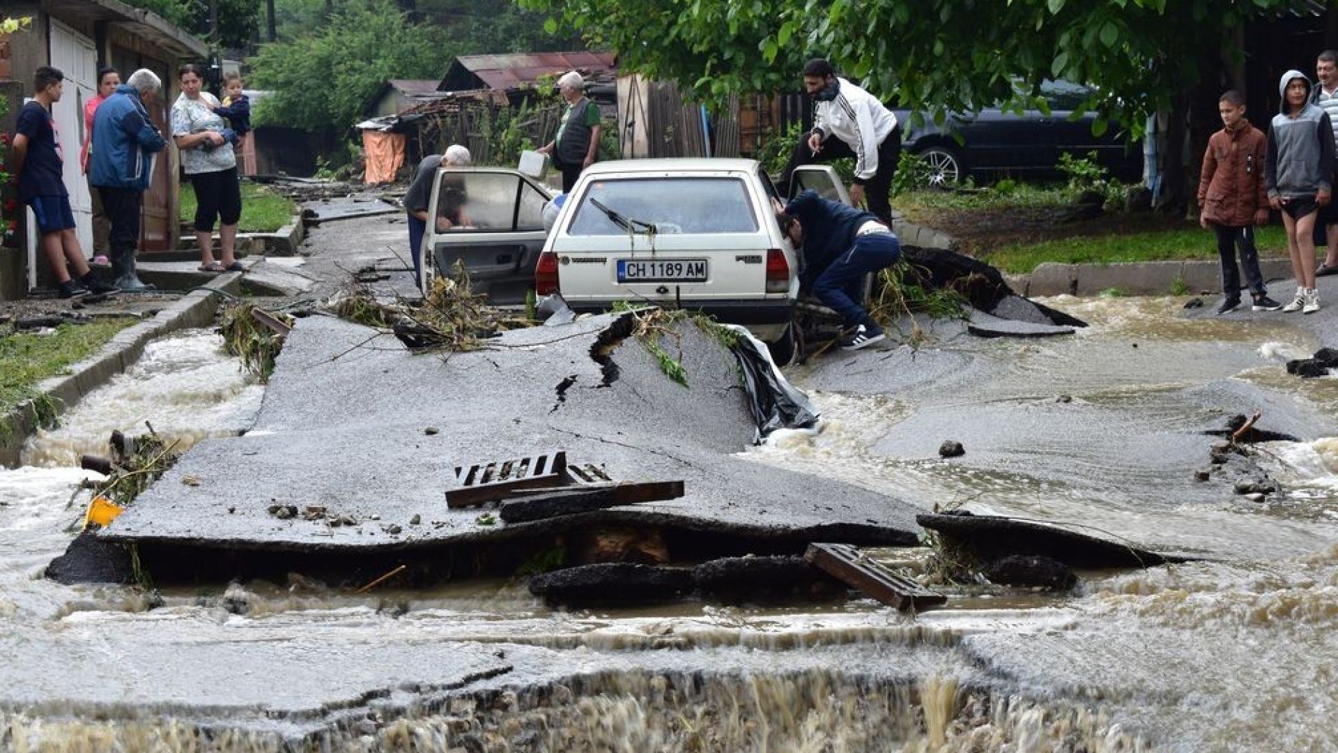 Тази сутрин в Котел започва разчистването на щетите от падналия