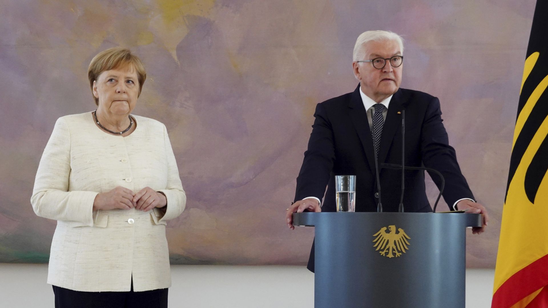 Германската канцлерка Ангела Меркел беше забелязана днес да трепери до