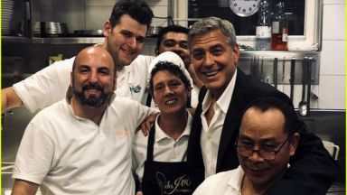 Джордж Клуни влезе в кухнята на ресторант във Венеция (снимки)