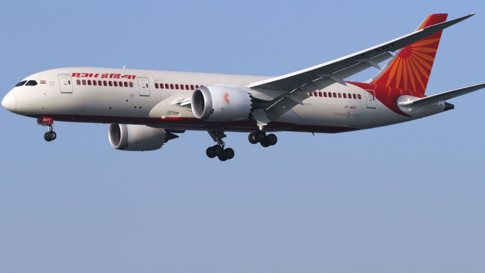 Пътнически самолет на Еър Индия кацна извънредно на лондонското летище Станстед