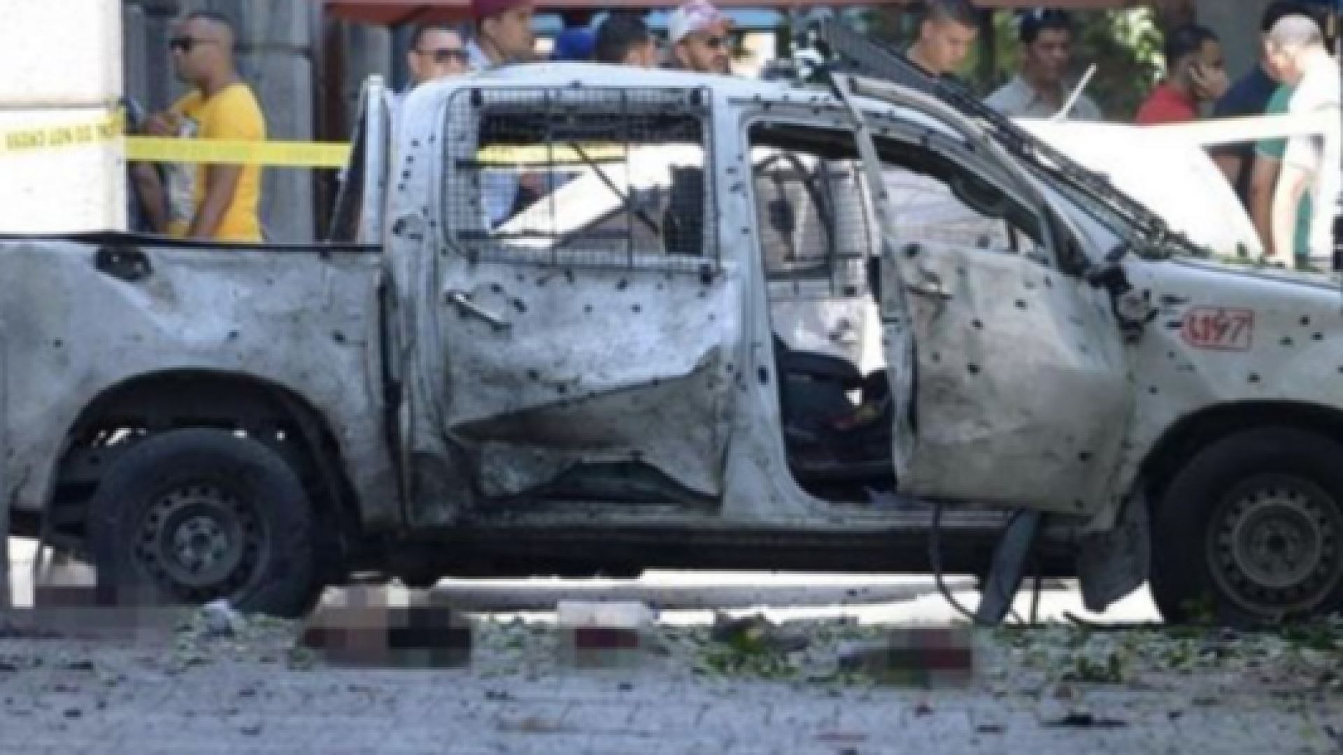 Взривове в центъра на Тунис, камикадзе атакува полицейска кола