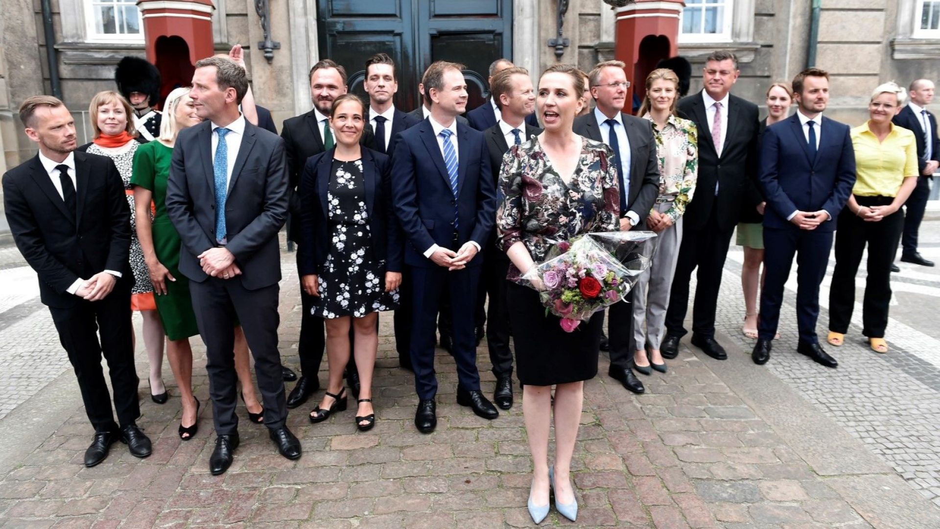 Новият датски министър-председател Мете Фредериксен представи днес своето правителство, предадоха