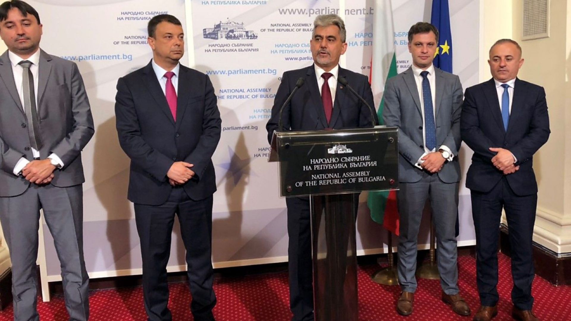 Министерството на образованието и науката да изготви доклад за учебното