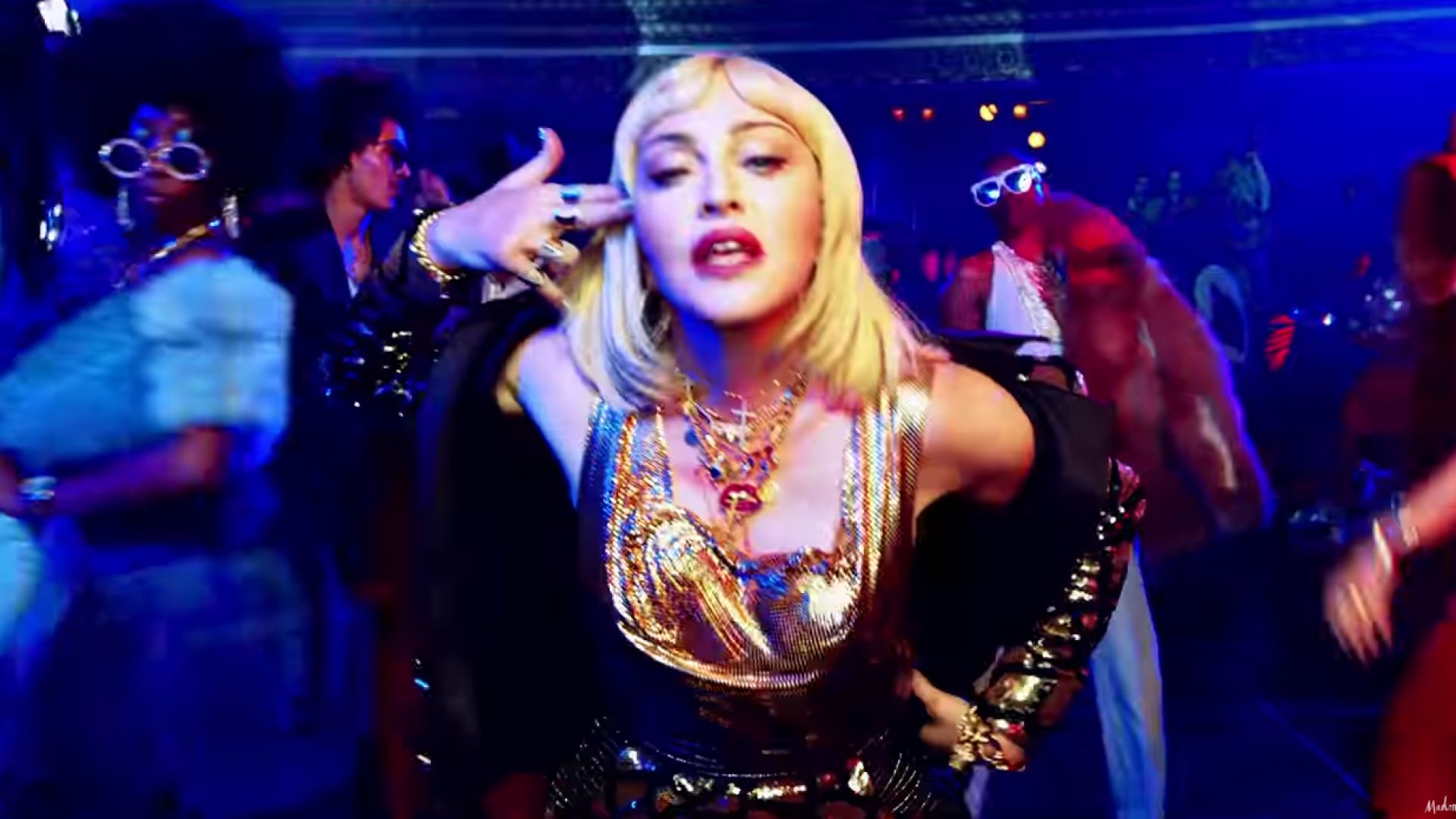 Мадона с позиция за огнестрелните оръжия в новия си клип