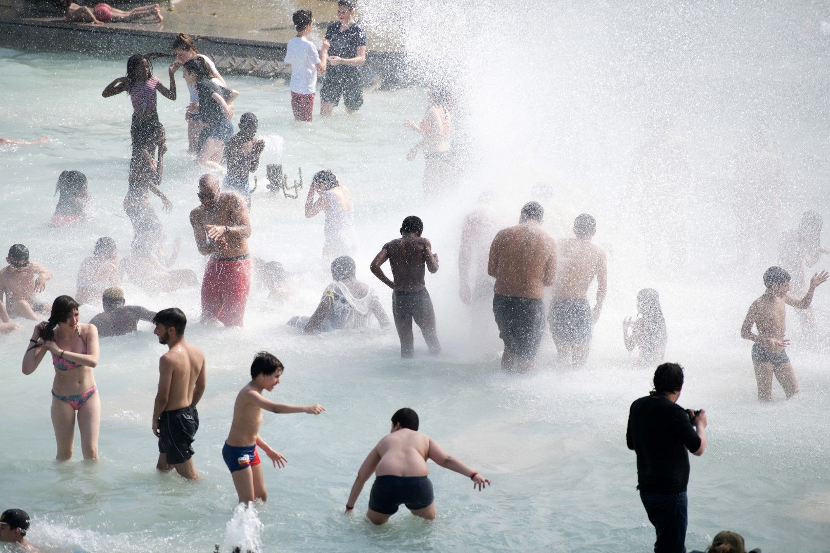 Парижани се разхлаждат във фонтан в бизост до площад "Трокадеро"
