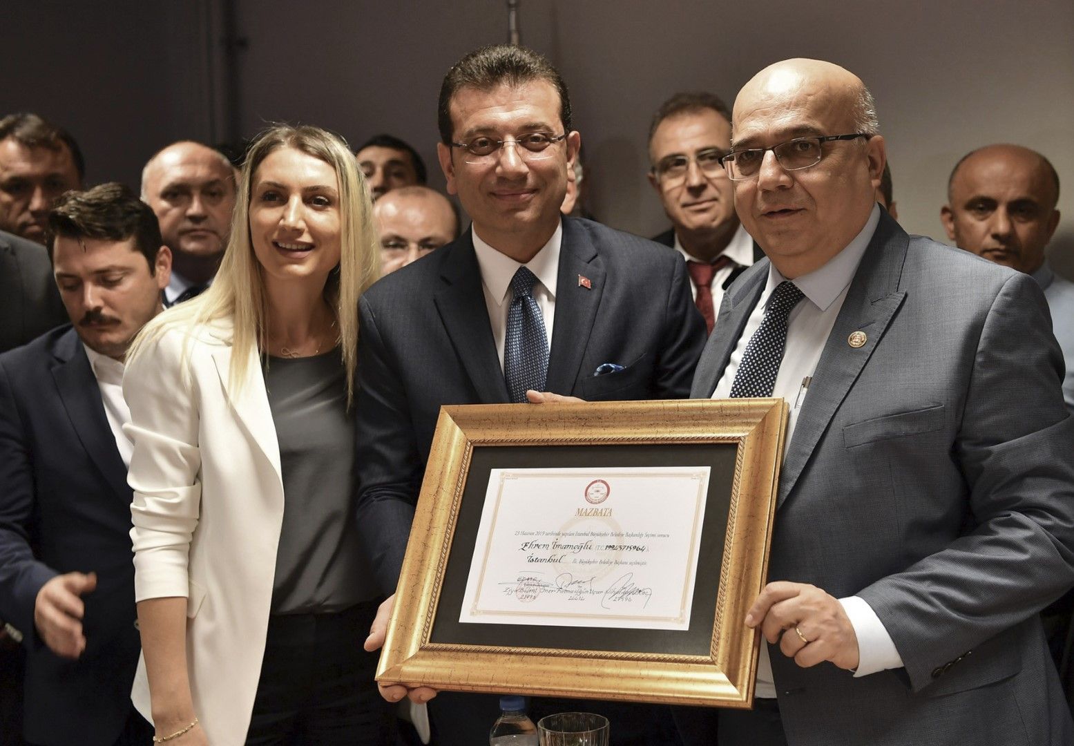 Екрем Имамоглу, до него вляво е съпругата му Дилек Имамоглу, по време на церемонията, в която получи и сертификат за официално избран кмет на Истанбул