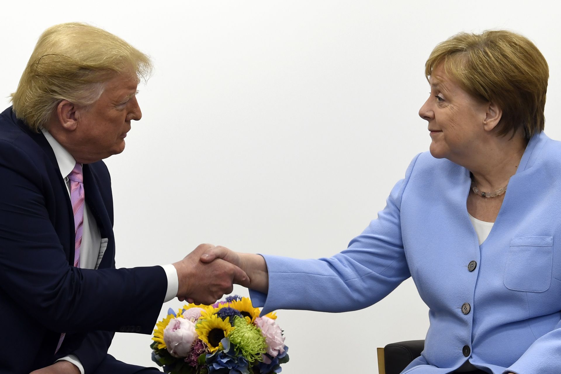 Американският президент каза, че предпочита да бъде с Меркел, отколкото да гледа кандидат-президентския дебат на Демократическата партия в САЩ. 