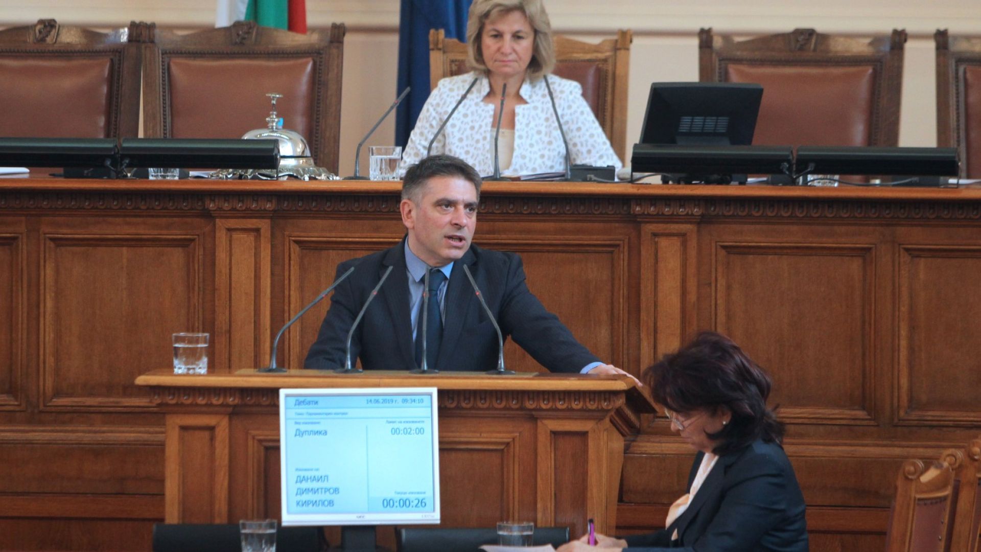 Дванайсет човека са под електронно наблюдение каза правосъдният министър Данаил