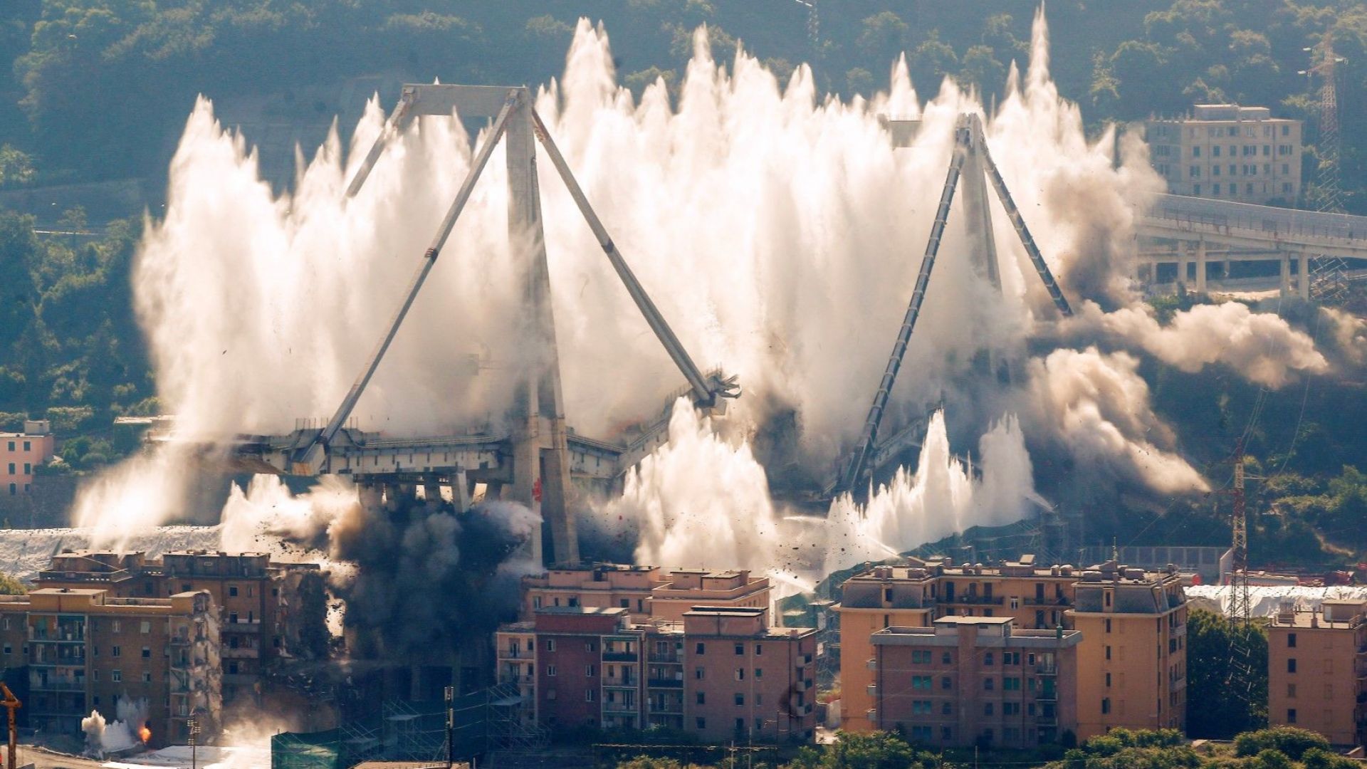 Експерти по разрушаване взривиха останките на гигантския мост Моранди в