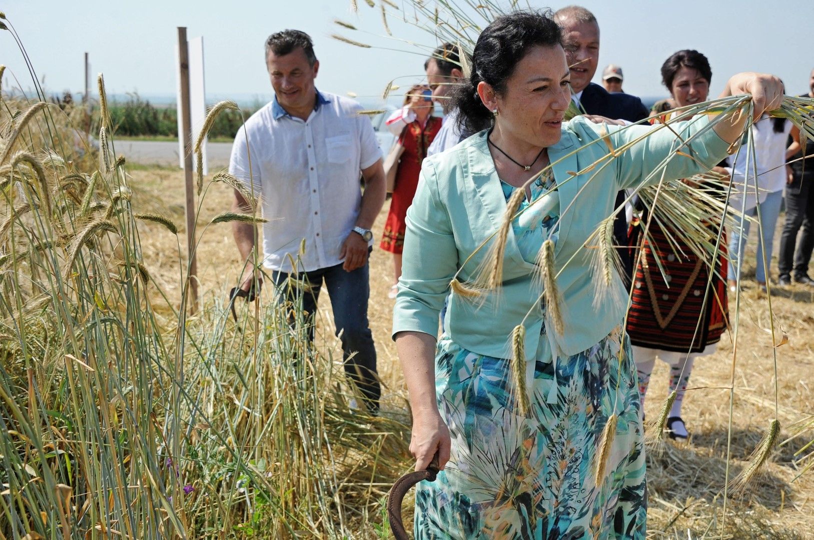 Mинистърът на земеделието, храните и горите Десислава Танева открива кампанията по жътвата на ръжта в Бяла Слатина, 21 юни 2019 г.