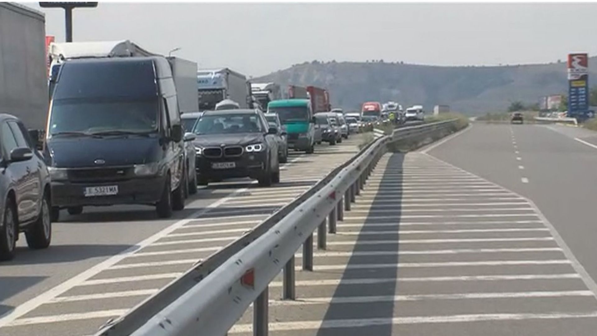 Километрични опашки се оформиха на границата ни с Гърция и