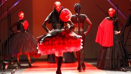 Огнени движения в огнено червено в "Колекция Кармен" на балет "Арабеск"