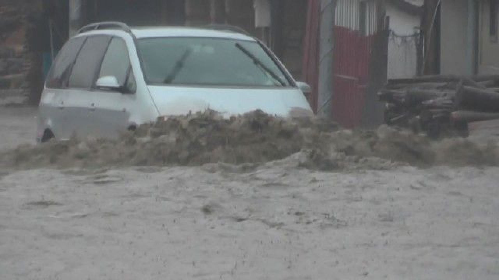 Десетки наводнени къщи обърнат асфалт заличени улици това е