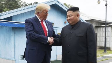  Тръмп стана първият президент на Съединени американски щати, стъпил в Северна Корея, ръкува се с Ким Чен-ун (обновена) 
