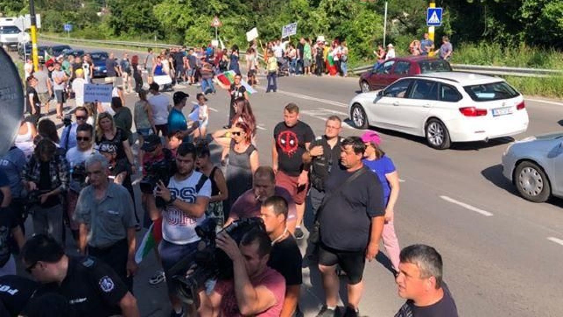 Жителите на пет населени места блокираха главен път Е 79