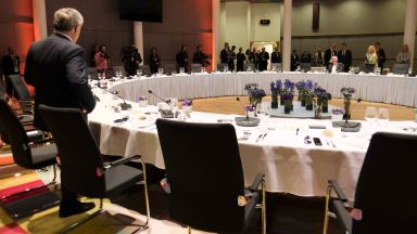 Втори ден преговори около кръглата маса, агенции съобщават за видеото на българския премиер