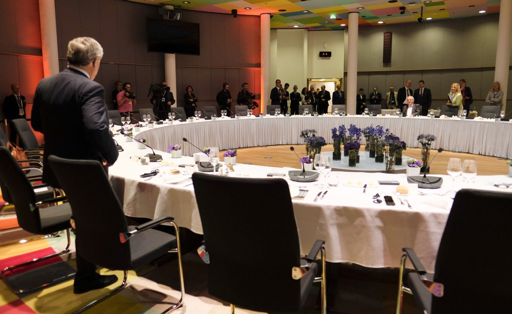 Председателят на ЕП Антонио Таяни сяда на кръглата маса, където евролидерите ще преговарят за разпределение на главните постове на европейските институции