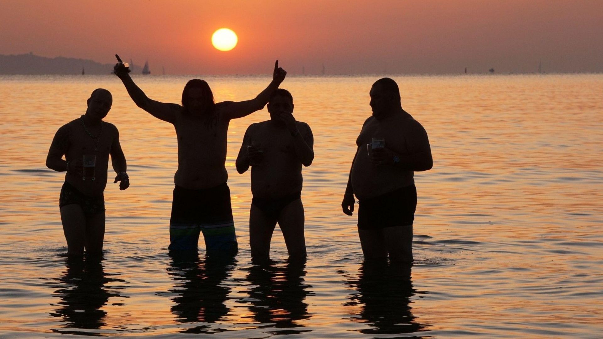 По традиция рано тази сутрин много хора посрещнаха изгрева на