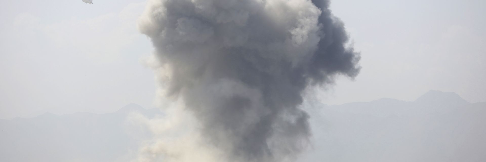 Най-малко 34 убити при експлозия край мисията на САЩ в Кабул (видео)