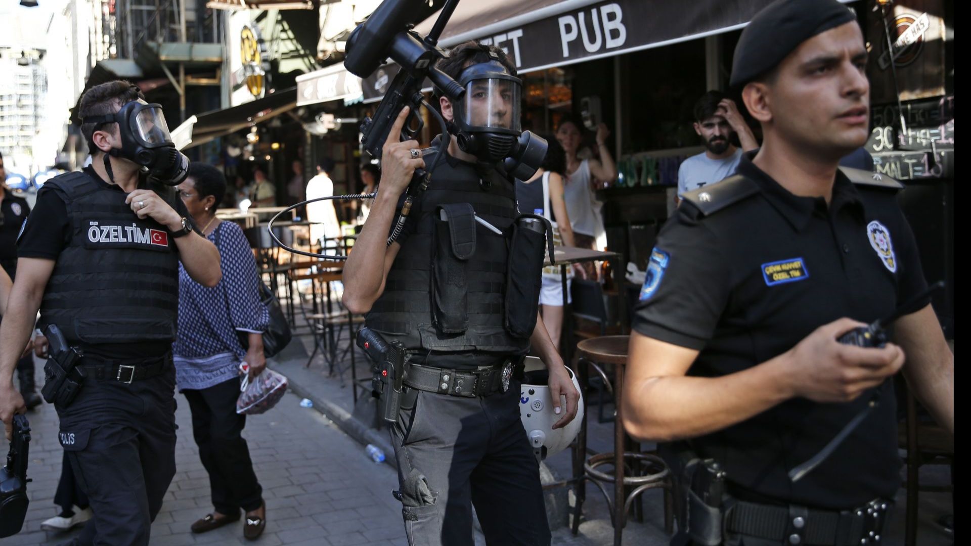 Полицията в Истанбул използва сълзотворен газ и гумени куршуми за