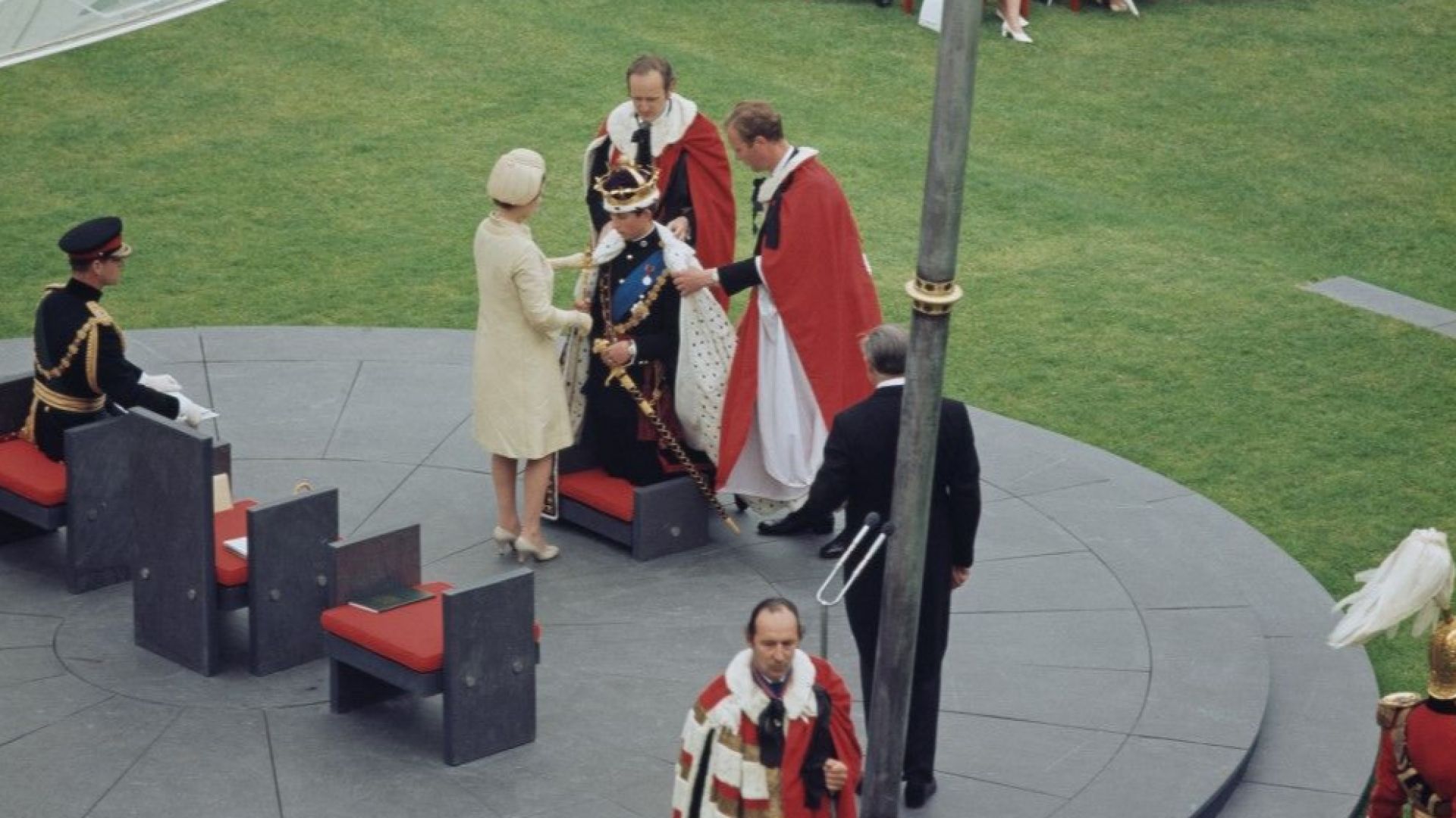 Чарлз става принц на Уелс преди 50 години на фона на протести и бомбени атентати