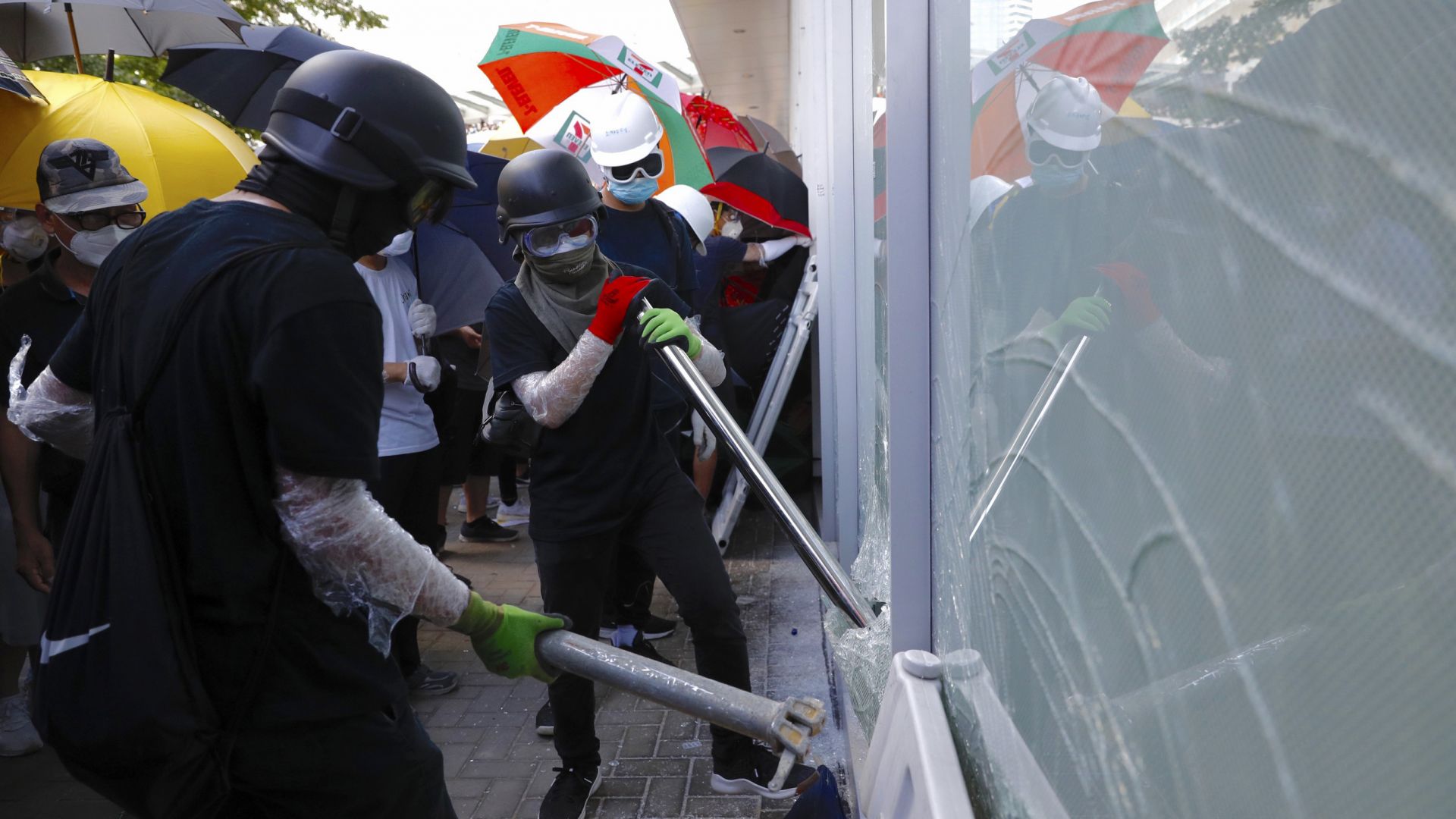 Протестиращи срещу местното правителство на Хонконг се опитаха да влязат