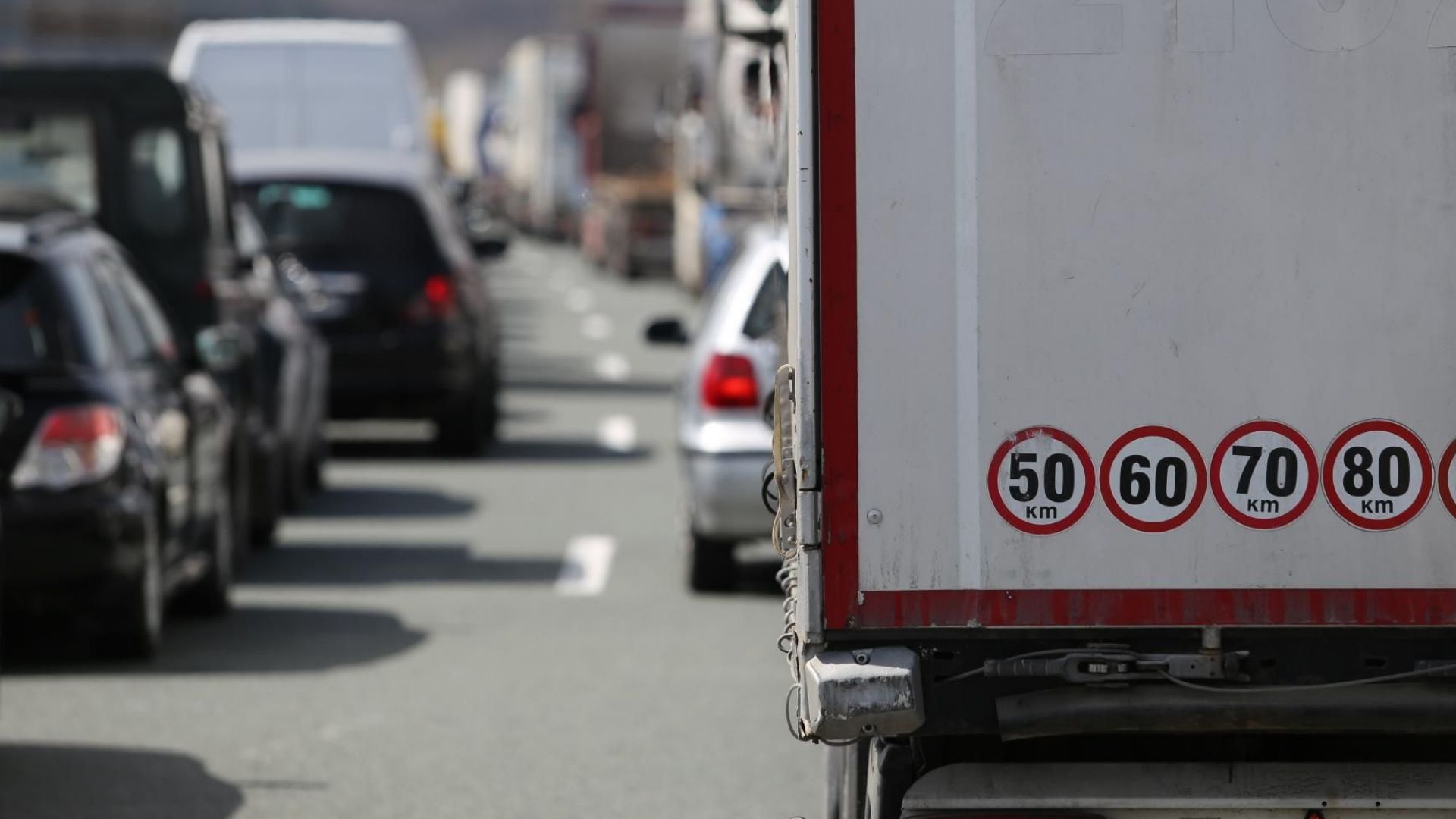 Колона от 2 км автомобили се е образувала при 12 ти