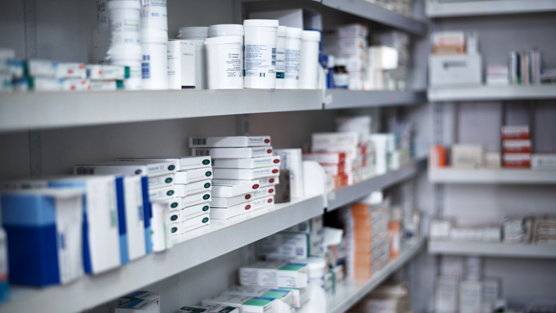 Евтини лекарства изчезват от аптеките, подменят ги със скъпи