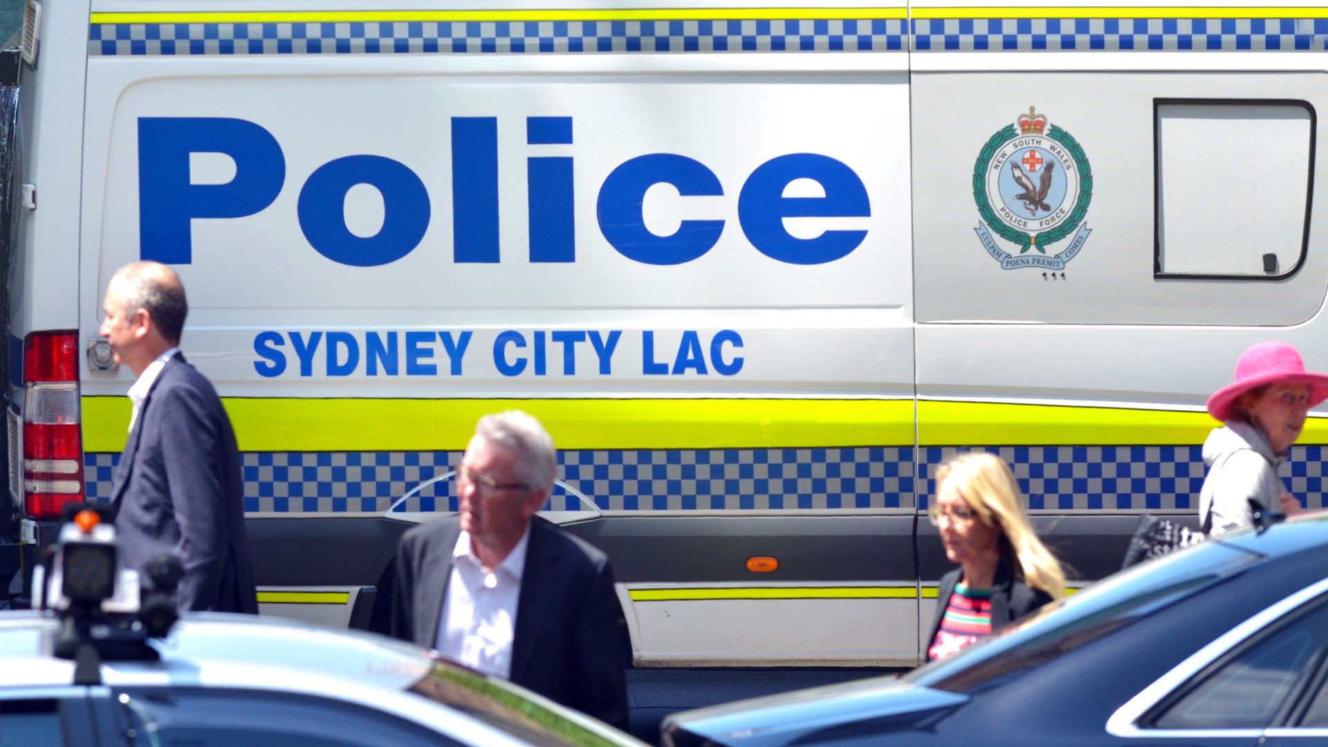 Австралийската полиция съобщи че е задържала днес трима души в