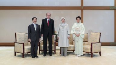 Ердоган и съпругата му Емине бяха приети от императора и премиера на Япония