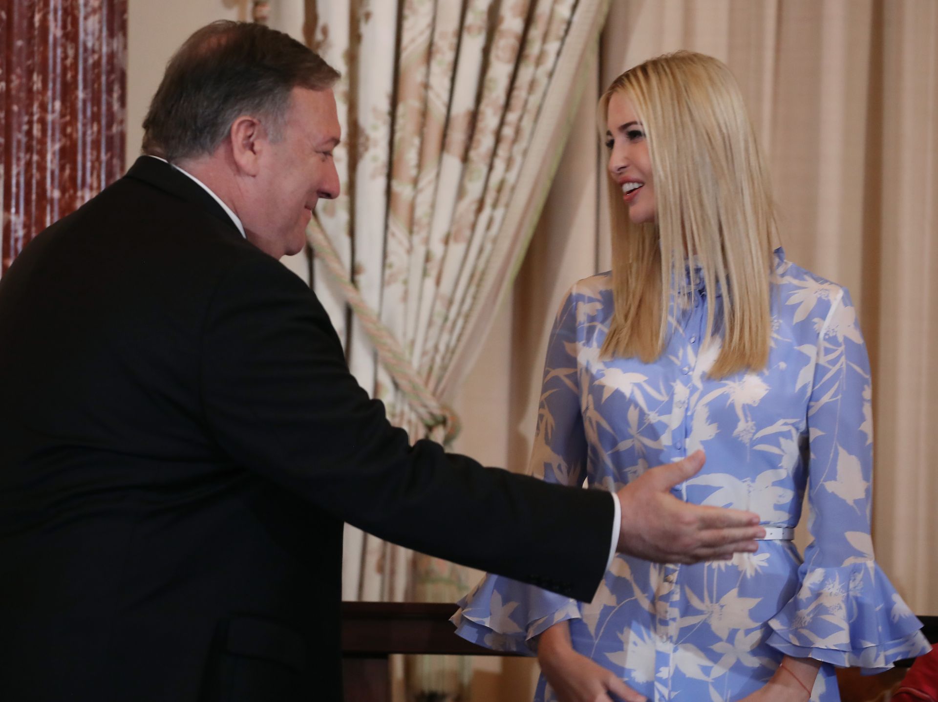 Майк Помпео поздравява дъщерята на президента 
