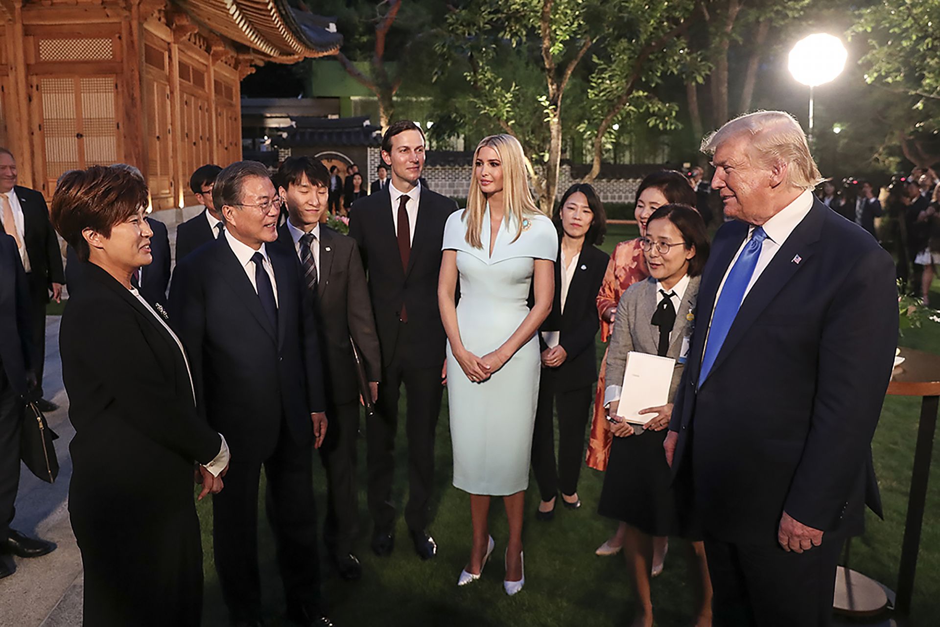 Иванка Тръмп с баща си по време на историческото посещение в двете Кореи