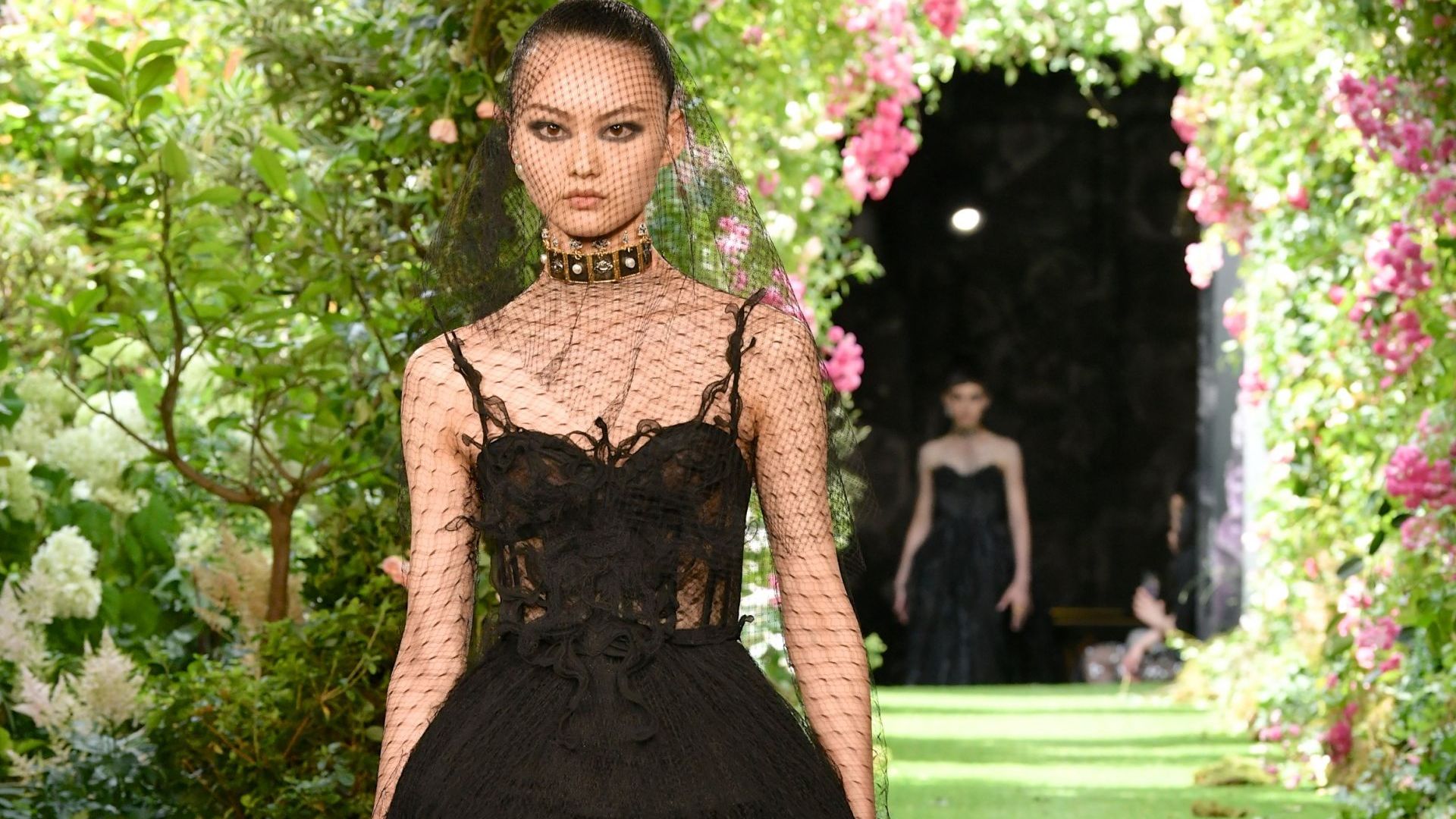 Dior се връща към черното на Седмица на висшата мода в Париж