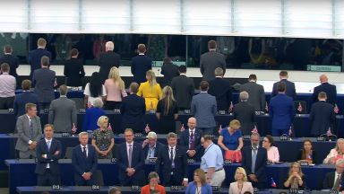Британски и полски евродепутати обърнаха гръб на химна на Европа (снимки и видео)