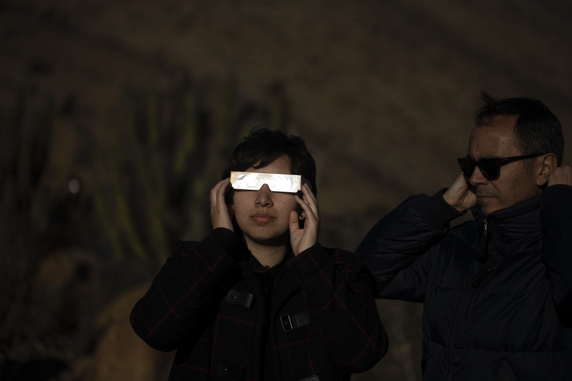 Чилийци наблюдават пълното слънчево затъмнение в Ла Игуера