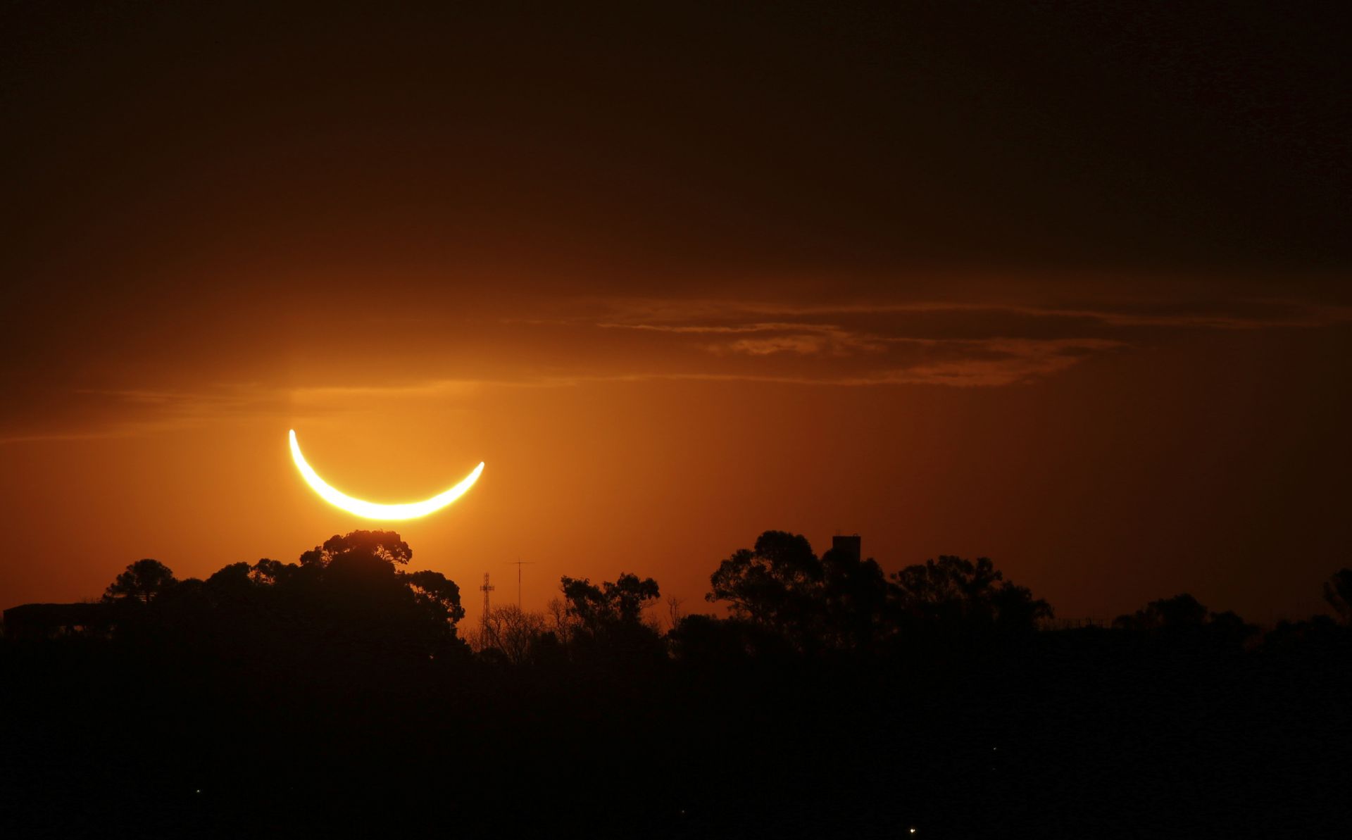 Луната минава пред залязващото слънце по време на пълно слънчево затъмнение в Буенос Айрес, Аржентина