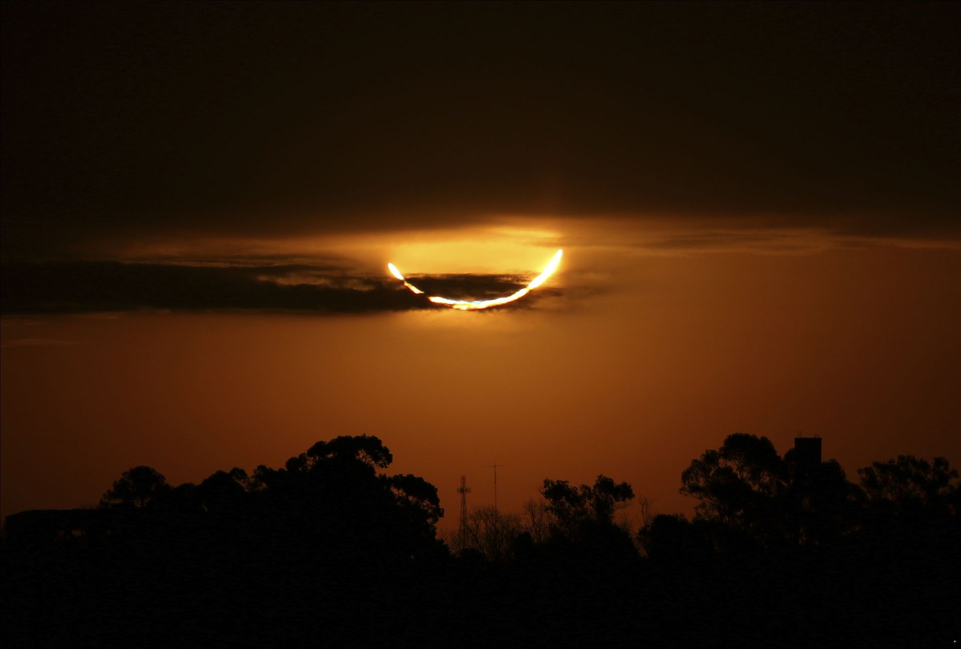 Луната минава пред залязващото слънце по време на пълно слънчево затъмнение в Буенос Айрес, Аржентина