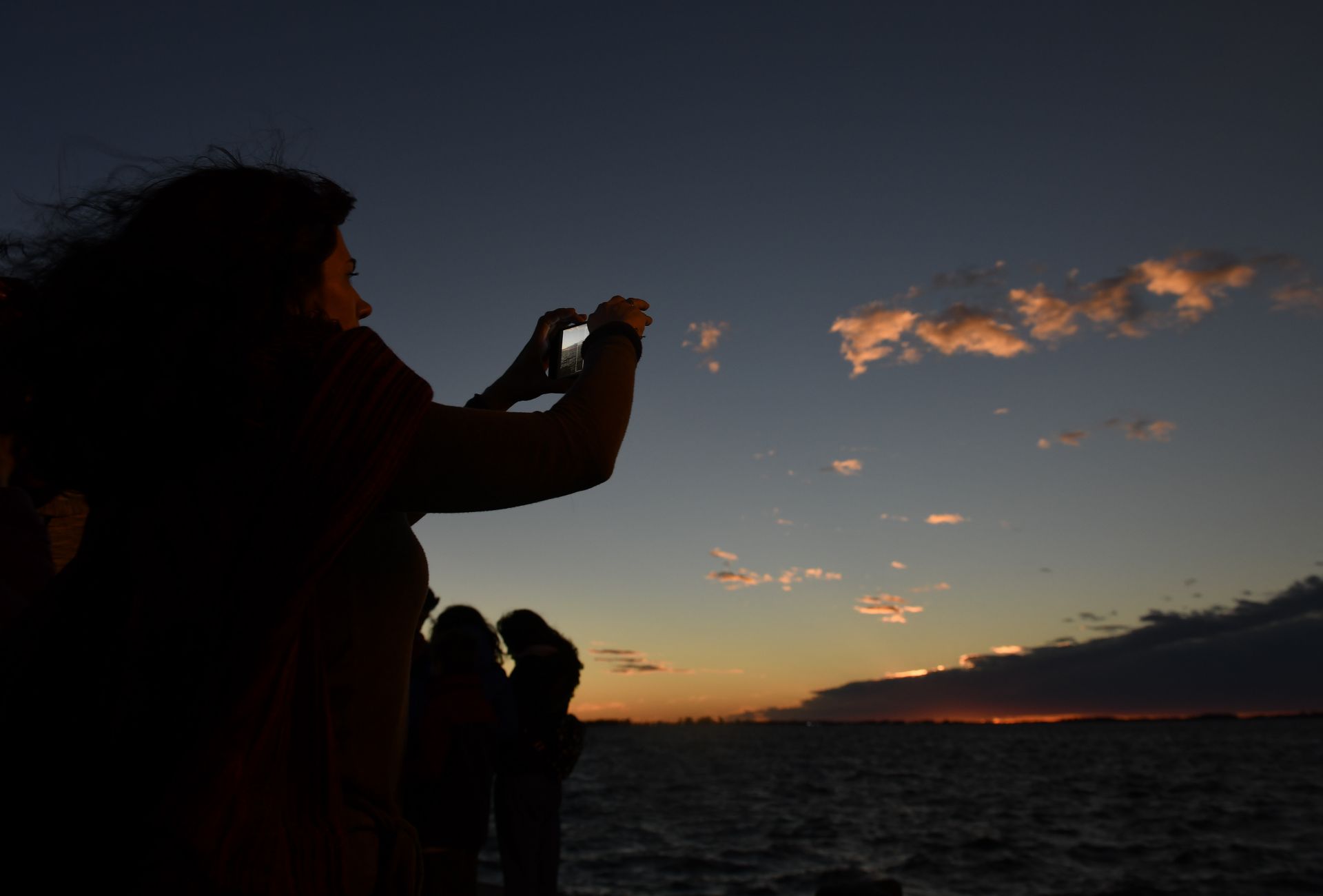 Жена прави снимки на пълното слънчево затъмнение в Аржентина