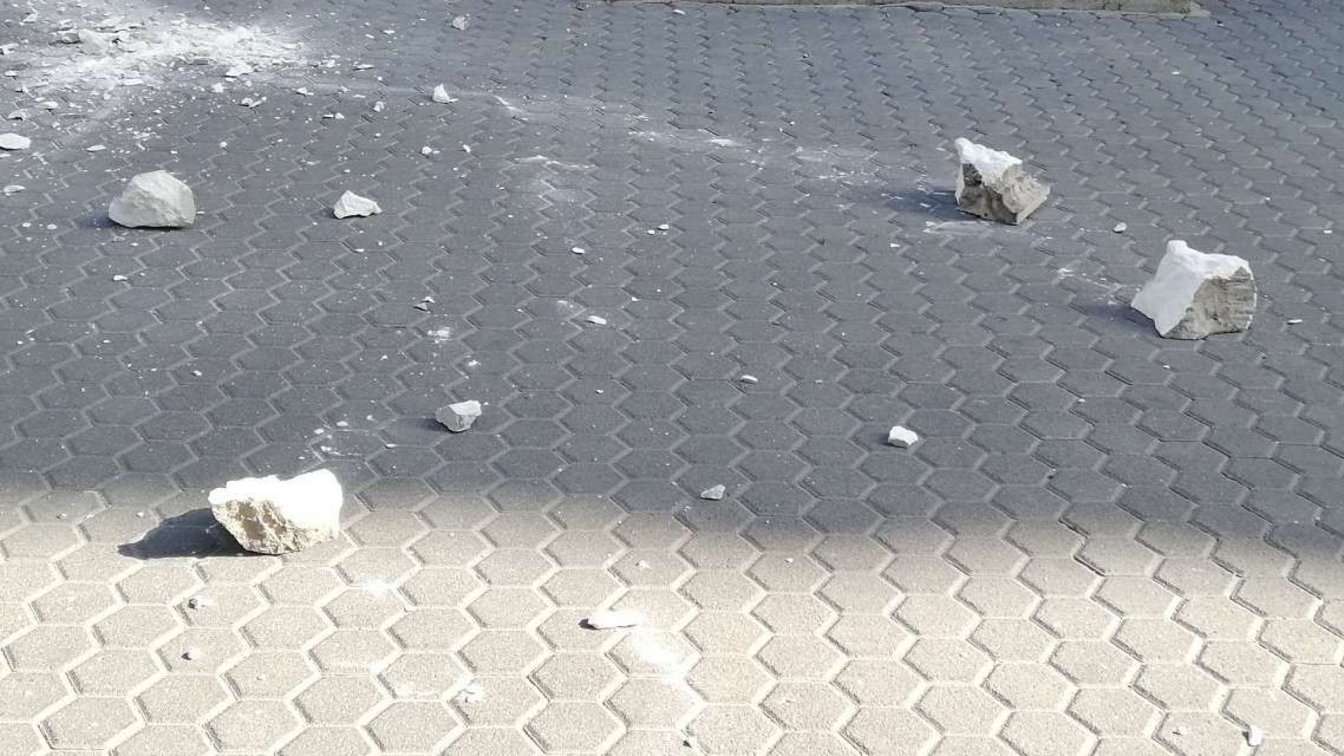 Големи бетонни късове от балкон на четвъртия етаж паднаха върху