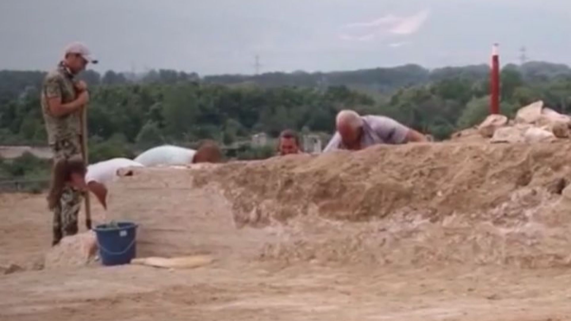 Римска кула с височина колкото 8 етажна сграда вкопана в древната