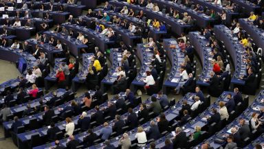 Европарламентът призова за замразяване на средствата за Унгария и одобри 18 млрд. евро за Украйна