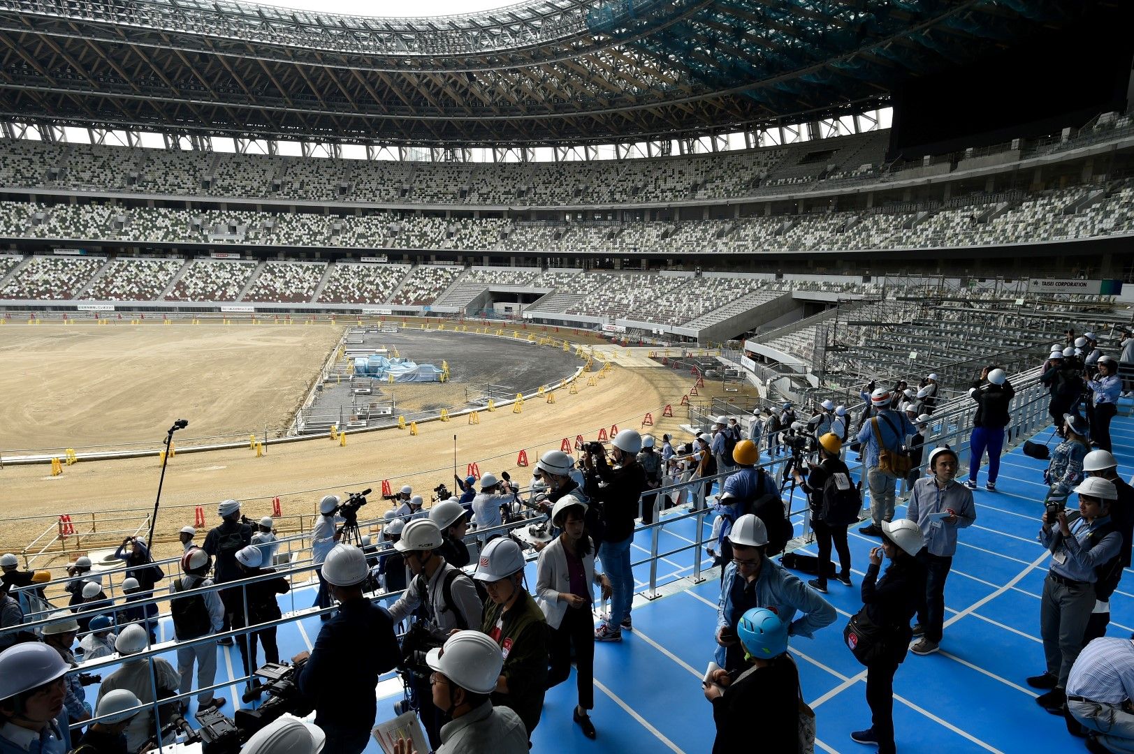 New National Stadium отвътре - инспекция на хора от МОК и световните медии, малко повече от година преди игрите