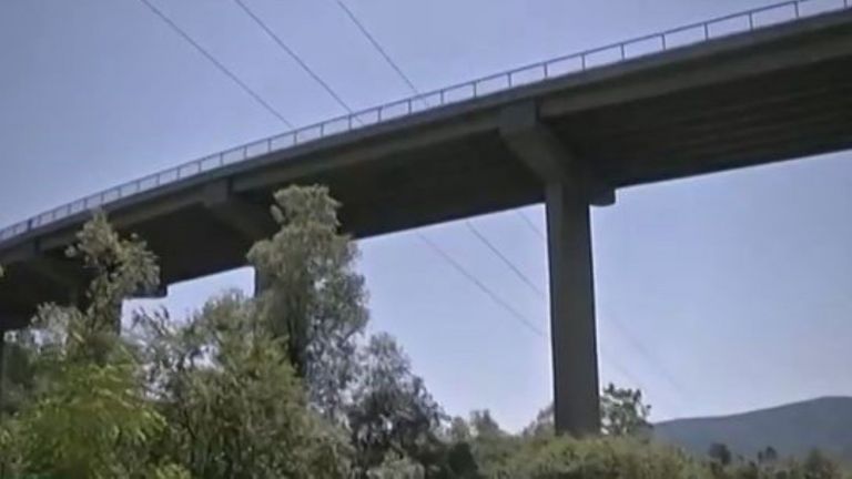 Тялото на 60-годишен мъж е било открито под виадукт в Габрово.