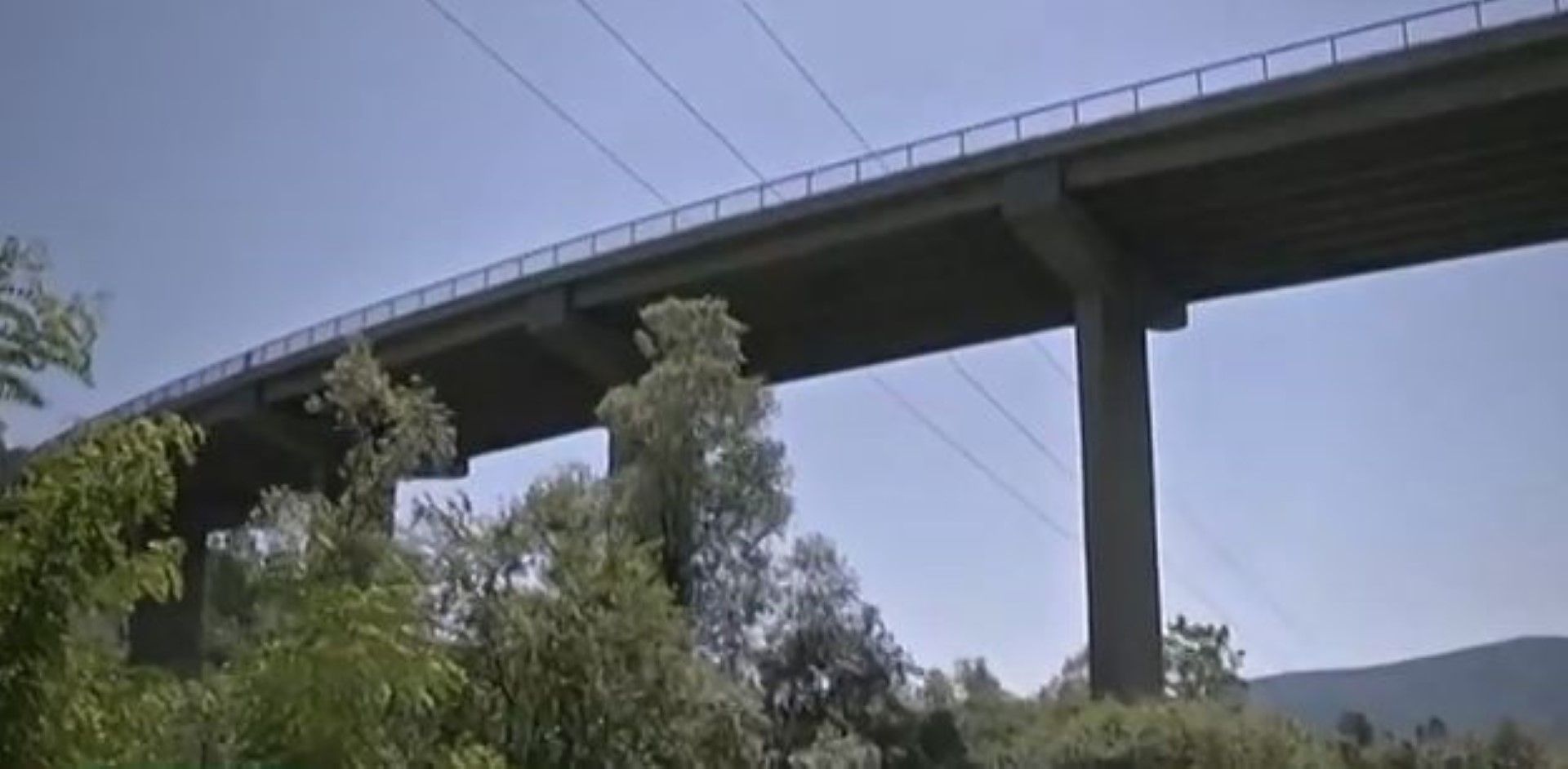 От този мост 31-годишният баща е хвърлил момченцето си