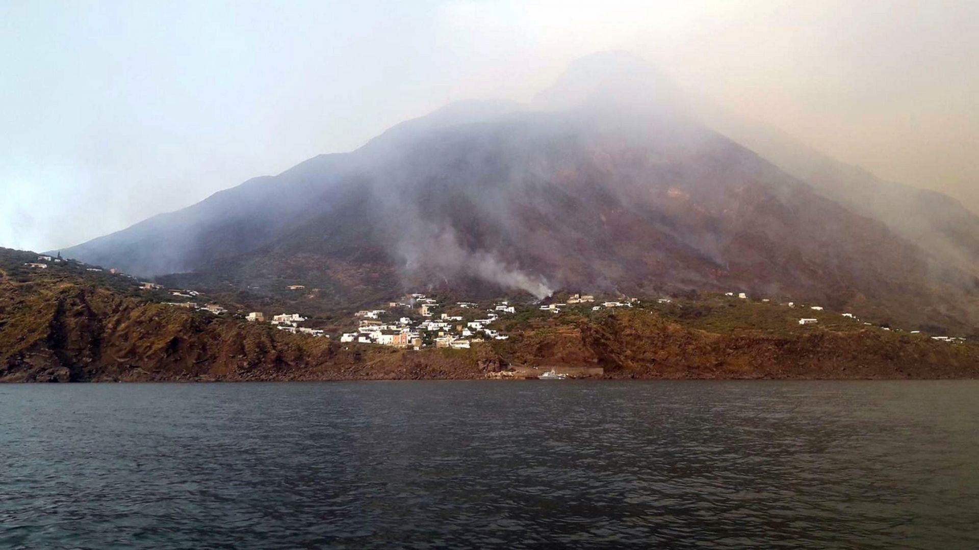 Вулканът на остров Стромболи в Италия изригна и изплаши летовниците