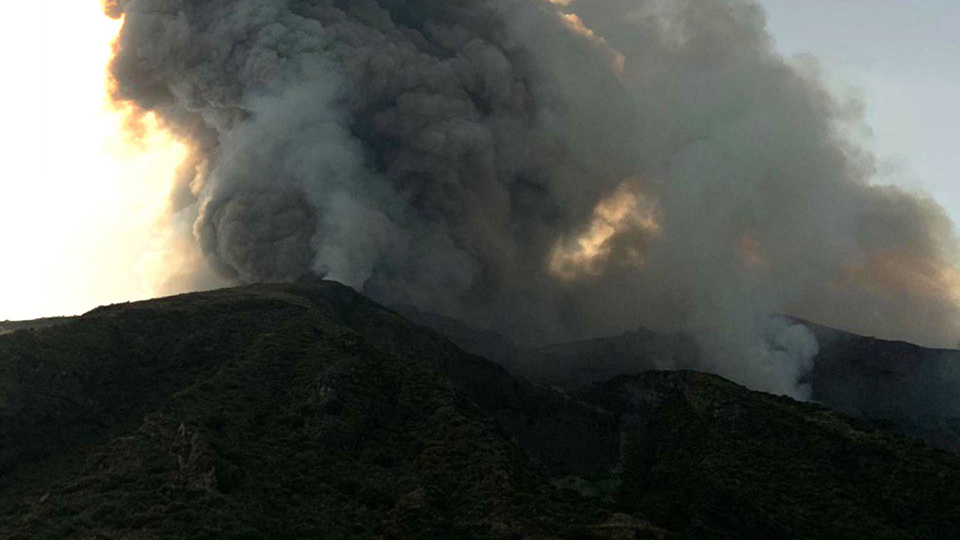 Вулканът на италианския остров Стромболи който изригна този следобед и