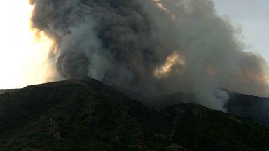 Вулкан изригна на италиански остров, "дъжд" от камъни погуби катерач