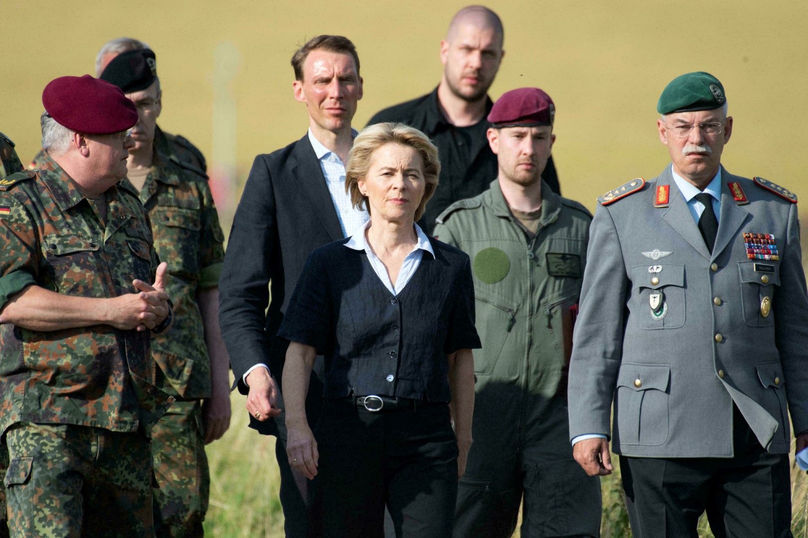 Урсула фон дер Лайен, заобиколена от военни, след катастрофа с хеликоптер в германския град Ерцен, при която загина пилота, 1 юли 2019 г. 