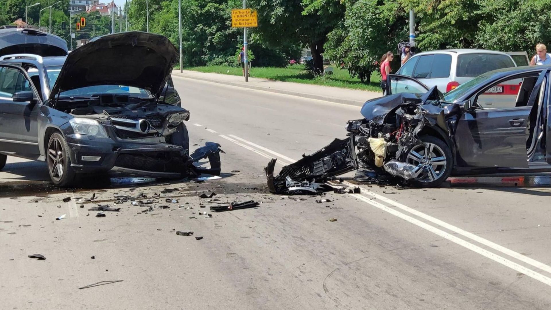 Семейство с 6 годишно дете пострада тежко при челен удар на